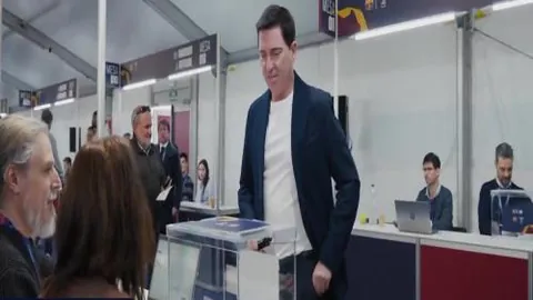 爱德华兹不幸受伤！面颊被杜兰特肘撞，痛苦退场回更衣室